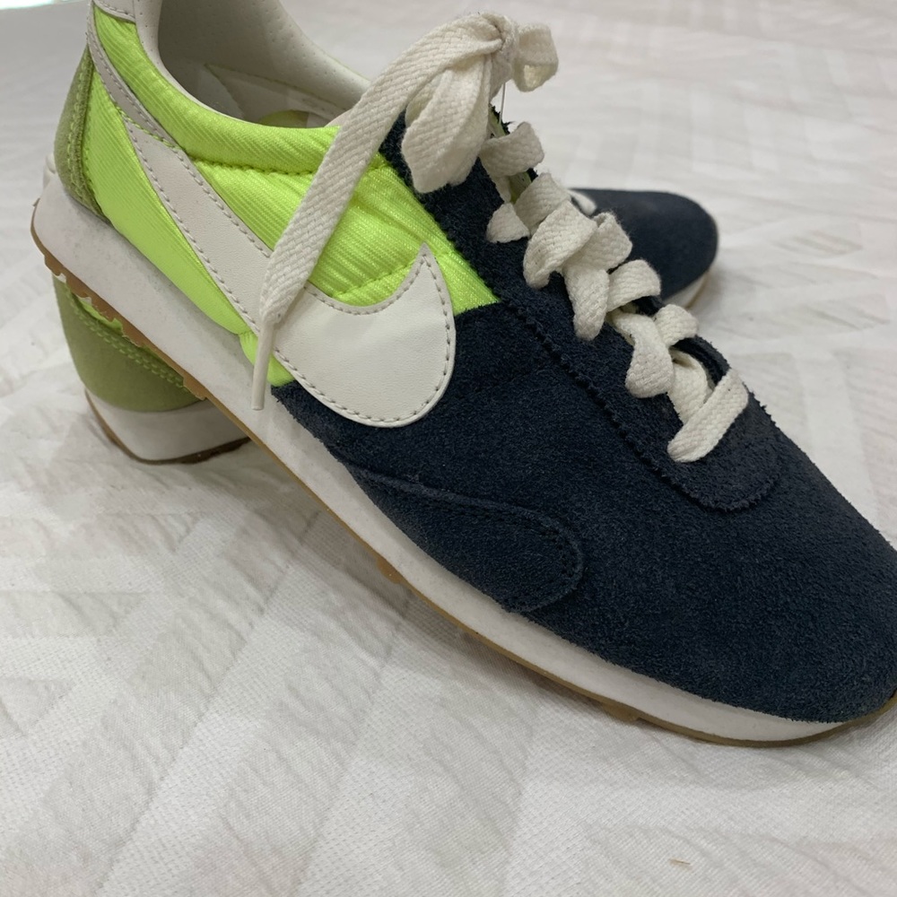 Retro Nike shoes size 7 1/2